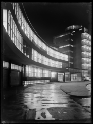 1978-3522 Verlicht kantoor en fabriekspand van Van Nelle bij avond, aan de Van Nelleweg nummer 1.