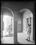 1978-3526 Kinderen in de hal van de Sint Mariaschool voor meisjes aan de Jan Kruijffstraat nummer 4. Toegangsdeur met ...
