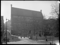 1978-3544 Het bankgebouw van R. Mees en Zonen op het Beursplein, nummer 10. Links van het bankgebouw loopt de Vissteeg. ...