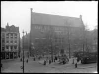 1978-3545 Het bankgebouw van R. Mees en Zonen op het Beursplein, nummer 10. Links van het bankgebouw loopt de Vissteeg. ...