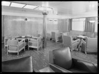 1978-3559 Interieurfoto van de Nieuw Amsterdam II 1938. Lounge in de derde klasse met achterin de bar.