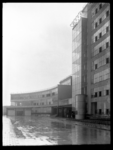 1978-3672 Het kantoor en een deel van het fabriekspand van Van Nelle op een regenachtige dag.