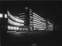 1978-3673 Kantoor en fabriekspand van Van Nelle met verlichte ramen bij avond.