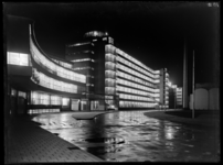 1978-3674 Fabriek van Van Nelle met verlichte ramen bij avond.