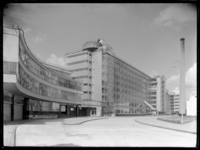 1978-3675 Fabriek- en kantoorgebouwen van Van Nelle vanaf de terreiningang, aan de Van Nelleweg nummer 1.