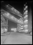 1978-3676 Verbindingsbruggen tussen fabrieksgebouwen bij avond. Van Nellefabriek aan de Van Nelleweg 1.