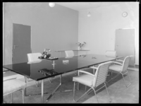 1978-3699 Vergadertafel met telefoons in een kantoorruimte in de Van Nellefabriek aan de Van Nelleweg nummer 1.