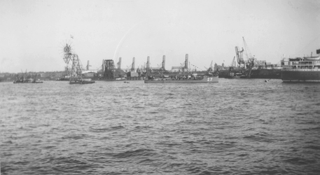1978-94 Gezicht op de Nieuwe Maas, bij de Katendrechtse havens met links de toegang tot de Rijnhaven.