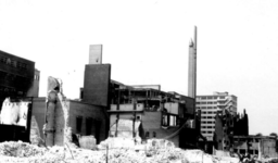 1979-1130 Ruïnes na het bombardement van 14 mei 1940. De Baan en omgeving. Op de achtergrond de toren van het warenhuis ...