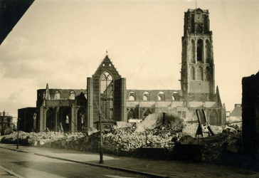 1979-1133 Gezicht op de door het Duitse bombardement van 14 mei 1940 getroffen omgeving van de Gedempte Binnenrotte, ...