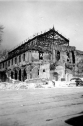 1979-1142 Puinresten als gevolg van het Duitse bombardement van 14 mei 1940. Gezicht op het stalen staketsel en restant ...