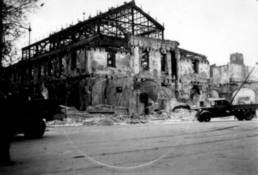 1979-1147 Puinresten als gevolg van het Duitse bombardement van 14 mei 1940. Gezicht op het stalen staketsel en restant ...