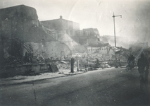 1979-1157 Restanten van gebouwen aan de Leuvehaven en hoek van de Eenhoornstraat, na het Duitse bombardement van 14 mei 1940.