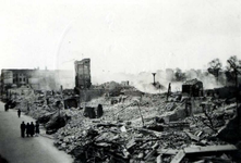 1979-1165 Gezicht op de door het Duitse bombardement van 14 mei 1940 getroffen Boompjes. Uit het oosten gezien..