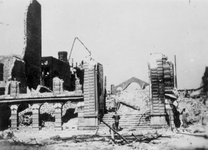 1979-1188 Gezicht op de door het Duitse bombardement van 14 mei 1940 getroffen Coolsingel met de treden naar de Passage.