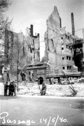 1979-1189 Gezicht op de door het Duitse bombardement van 14 mei getroffen Coolsingel met de Passage.