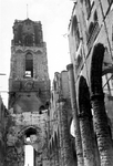 1979-1225 Restanten na het Duitse bombardement van 14 mei 1940. Het interieur met toren van de Sint -Laurenskerk aan ...