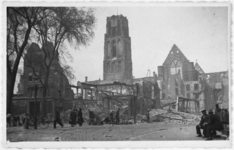 1979-1241 Gezicht op de door het Duitse bombardement van 14 mei 1940 getroffen Grotemarkt gezien uit het zuiden. Op de ...