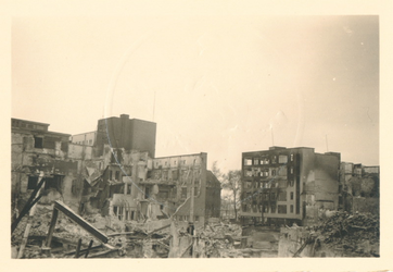 1979-1264 Gezicht op de door het Duitse bombardement van 14 mei 1940 getroffen hoek van de Hoogstraat en de Gedempte ...