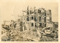 1979-1270 Gezicht op de door het Duitse bombardement van 14 mei 1940 getroffen Hoogstraat met restanten van de winkel ...