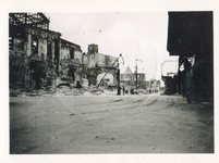 1979-1281 Gezicht in de door het Duitse bombardement van 14 mei 1940 getroffen Westnieuwland vanaf het Beursplein, ...