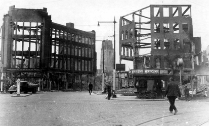 1979-1295 Restanten van de winkelpanden van Bervoets links en Wassen rechts , na het Duitse bombardement van 14 mei ...