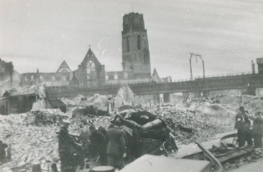 1979-1299 Gezicht op de door het Duitse bombardement van 14 mei 1940 getroffen omgeving van de Meent bij de Gedempte ...