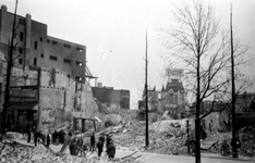 1979-1313 Gezicht op de door het Duitse bombardement van 14 mei 1940 getroffen omgeving van het Middensteiger. Met ...