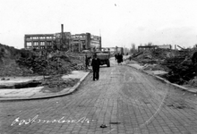 1979-1328 Gezicht in de door het Duitse bombardement van 14 mei 1940 getroffen Oostmolenstraat.Gezien uit zuidelijke ...