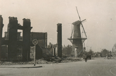 1979-1334 Gezicht op de door het Duitse bombardement van 14 mei 1940 getroffen Oostplein. Met restanten van de ...