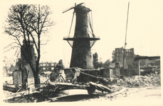 1979-1336 Restanten van het Oostplein met molen De Noord, na het Duitse bombardement van 14 mei 1940.