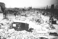 1979-1338 Gezicht op de door het Duitse bombardement van 14 mei 1940 getroffen Oppert. Gezien uit zuidelijke richting. ...