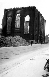 1979-1351 Gezicht op de door het Duitse bombardement van 14 mei 1940 getroffen Posthoornsteeg. Met restanten van de ...