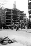 1979-1370 Puinresten na het Duitse bombardement van 14 mei 1940. De Schiedamsesingel. Het warenhuis de Bijenkorf , uit ...