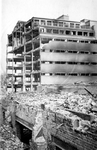 1979-1372 Gezicht op de door het Duitse bombardement van 14 mei 1940 getroffen Schiedamsesingel, met het warenhuis de ...
