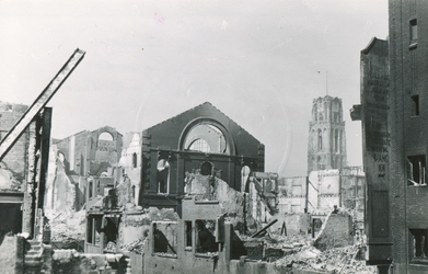 1979-1378 Restanten van de Sint-Dominicuskerk en omgeving uit het zuidwesten. Als gevolg van het Duitse bombardement ...
