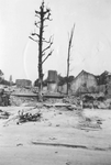 1979-1383 Gezicht op de door het Duitse bombardement van 14 mei 1940 getroffen Tweeleeuwensteeg. Gezien naar het ...