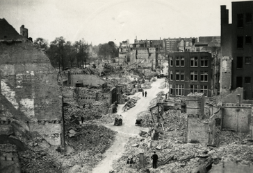 1979-1390 Gezicht in de door het Duitse bombardement van 14 mei 1940 getroffen Wijnstraat. Uit het oosten gezien. Als ...
