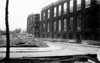 1979-1391 Gezicht in de door het Duitse bombardement van 14 mei 1940 getroffen Goudsewagenstraat met het Gereformeerd ...