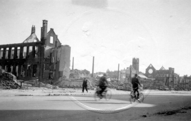 1979-1395 Gezicht in de door het Duitse bombardement van 14 mei 1940 getroffen Aert van Nesstraat uit het noordoosten ...