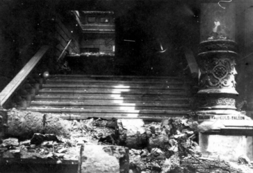 1979-1399 Gezicht op de door het Duitse bombardement van 14 mei 1940 getroffen hal van de schouwburg aan de Aert van ...