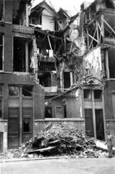 1979-1409 Gezicht in de door het Duitse bombardement van 14 mei 1940 getroffen Van Brakelstraat. Bominslag in de Van ...