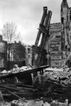 1979-1419 Gezicht in de door het Duitse bombardement van 14 mei 1940 getroffen Lijnbaanstraat. met restant van ...