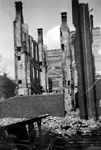 1979-1420 Gezicht in de door het Duitse bombardement van 14 mei 1940 getroffen Lijnbaanstraat. met restant van ...