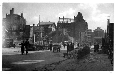 1979-1422 Gezicht in de door het Duitse bombardement van 14 mei 1940 getroffen Van Oldenbarneveltstraat. Uit het westen ...