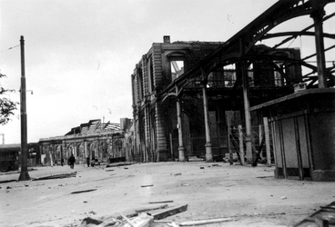 1979-1437 Gezicht op de door het Duitse bombardement van 14 mei 1940 getroffen Stationsplein, met restanten van het ...