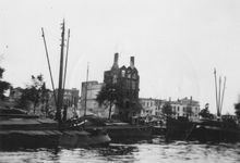 1979-1449 Restanten van panden aan de Willemskade, als gevolg van het Duitse bombardement van 14 mei 1940. Vanaf de ...
