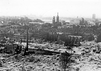 1979-1488 Overzicht van de door het Duitse bombardement van 14 mei 1940 getroffen omgeving van de wijk Cool, met op de ...