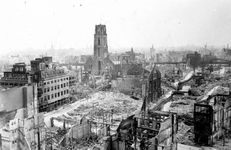1979-1491 Gezicht op de door het Duitse bombardement van 14 mei 1940 getroffen omgeving van de Hoogstraat. Op de ...