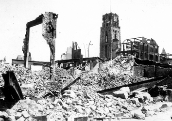 1979-1501 Gezicht op de door het Duitse bombardement van 14 mei 1940 getroffen omgeving van de Hoogstraat, met ...